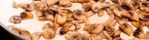 Курица с грибами под сливочно-сырным соусом
