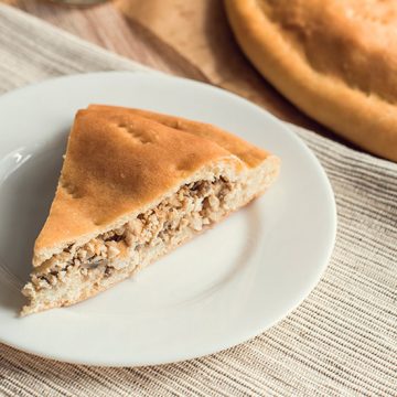 Сочный пирог с курицей и грибами