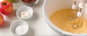 Шоколадная шарлотка с яблоками