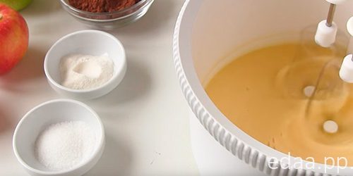 Шоколадная шарлотка с яблоками Шоколадная шарлотка с яблоками