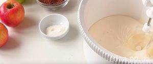 Шоколадная шарлотка с яблоками