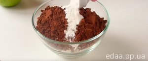 Шоколадная шарлотка с яблоками