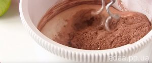 Шоколадная шарлотка с яблоками