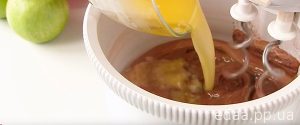 Шоколадная шарлотка с яблоками
