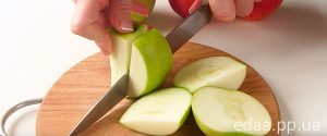 Шоколадная шарлотка с яблоками