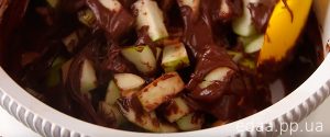 Шоколадная шарлотка с яблоками