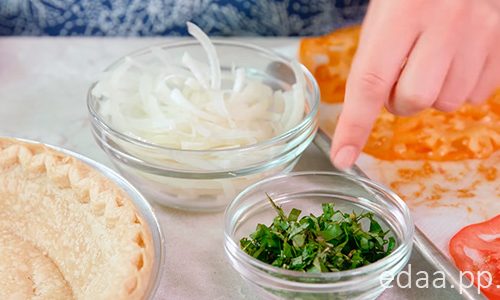 Пирог с помидорами и сыром